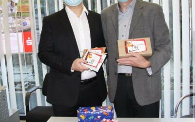 Kreissparkasse Waldbröl unterstützt die Aktion Weihnachtswunschbaum von Wir helfen vor Ort e.V.