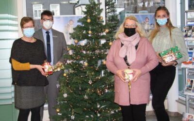 Volksbank Eckenhagen unterstützt die Aktion Weihnachtswunschbaum von Wir helfen vor Ort